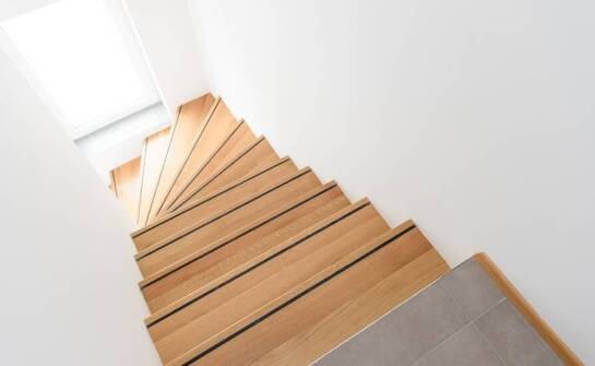 Proces montażu drewnianych dywanowych schodów – co warto wiedzieć