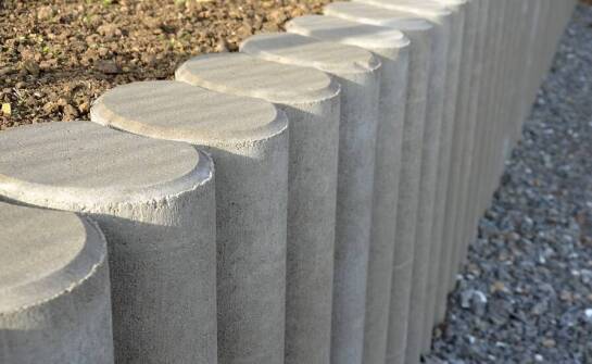 Betonowe palisady jako sposób na organizację przestrzeni ogrodowej