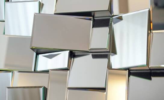 Nowoczesne zastosowania lustrzanych paneli w aranżacji wnętrz