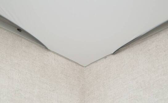 Kinetyczne tkaniny w nowoczesnych sufitach – co warto wiedzieć?
