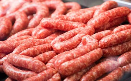 Proces produkcji kiełbas z dziczyzny – od surowca do gotowego wyrobu