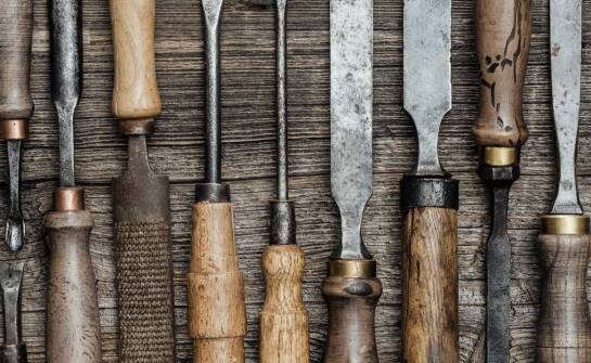 Ostrzenie stolarskich narzędzi – dlaczego jest istotne dla jakości obróbki?