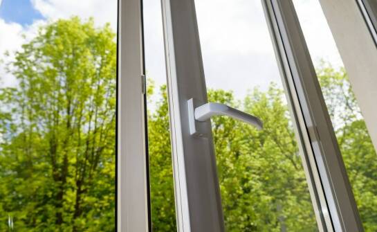 Zalety PCV okien w kontekście wytrzymałości i konserwacji