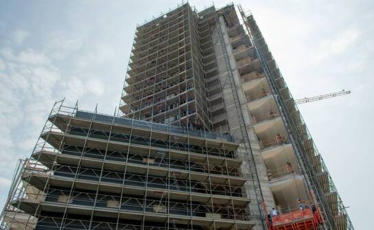 Badania nośności ścian w kontekście instalacji dostawianych stalowych balkonów