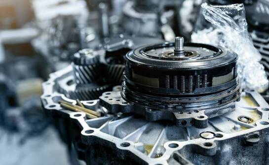 Jak dostosować usługi logistyczne do wysyłki skrzyń biegów?