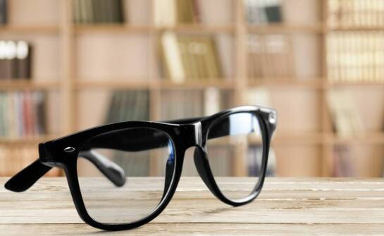 Jakie korzyści płyną z noszenia progresywnych okularów w różnych warunkach oświetleniowych?