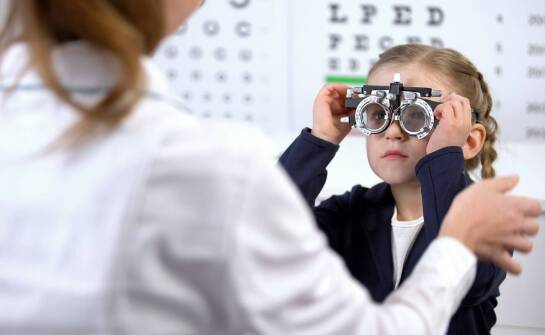 Jak salony optyczne pomagają dzieciom w nauce zakładania i noszenia kontaktowych soczewek?
