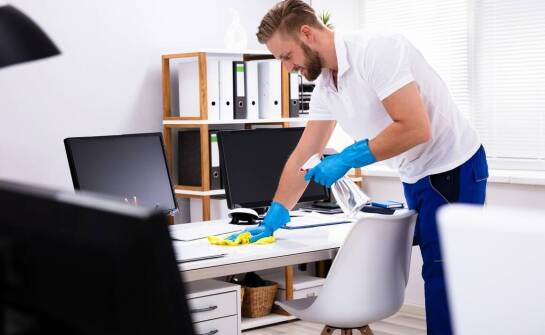 Firma sprzątająca we Wrocławiu – jak zapewnia skuteczność usług w dużych biurowych kompleksach?