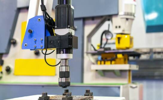 Wpływ innowacyjnych rozwiązań w nitownicach na jakość produkcji