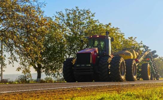 Opona 580 70R38 i jej wpływ na samoczyszczenie na mokrym gruncie