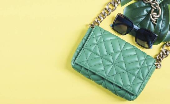 Damska bluzka w serduszka – jak dodać jej charakteru poprzez odpowiednie akcesoria?