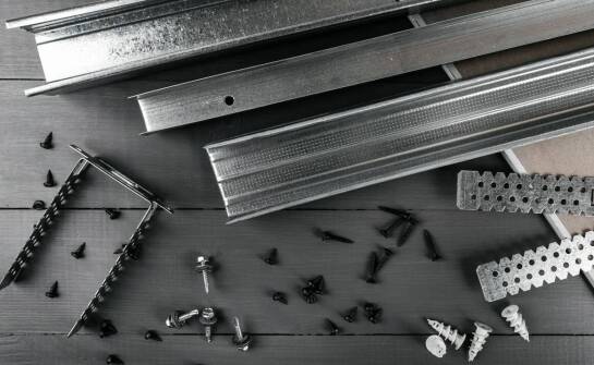 Konfirmaty wkręty w produkcji mebli kuchennych – co warto wiedzieć?