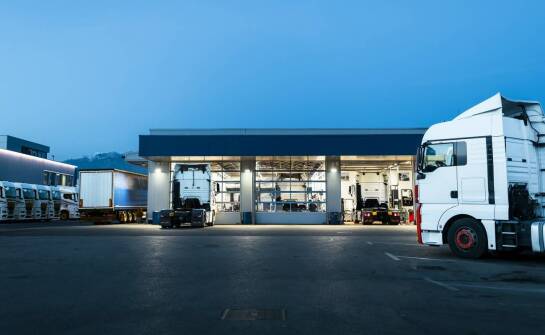 Na czym polega kompleksowa obsługa blacharsko-lakiernicza dla ciężarowych samochodów?