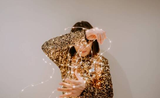 Bluzka w serduszka – jak stworzyć unikalny look na imprezę?