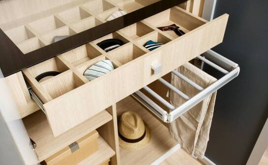 Jakie uzupełniające akcesoria warto rozważyć przy zakupie wysuwanego kosza?