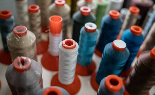 Wpływ jakości poliestrowych nici na trwałość roboczej odzieży