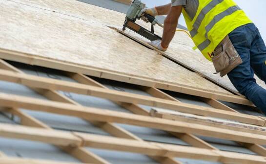 Jakie korzyści niesie profesjonalny montaż dachowych akcesoriów?