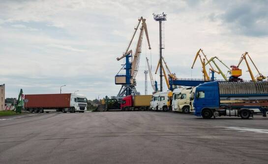 Krok po kroku: Organizacja lądowego transportu aut z USA w Polsce