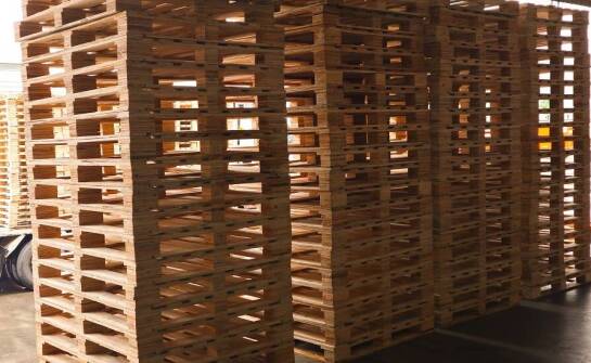 Optymalizacja procesów produkcyjnych dzięki przemysłowym paletom