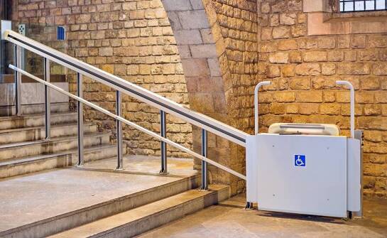 Jakie korzyści przynosi zastosowanie podnośnika w opiece nad osobą z niepełnosprawnością?