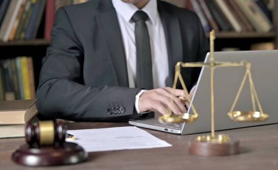 Prawnik dla firm: reprezentacja przed instytucjami i sądami