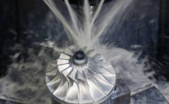 Jak rotacyjne odlewanie wpływa na wytrzymałość produktów z tworzyw sztucznych?