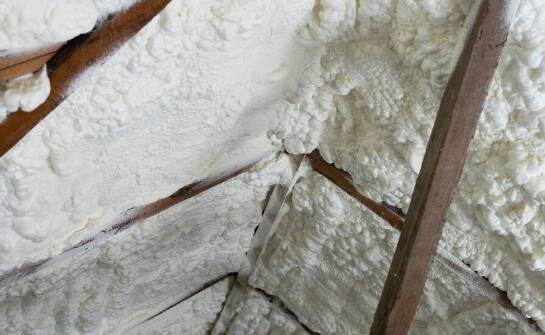 Jak PUR piana eliminuje ryzyko kondensacji pary wodnej pod dachem