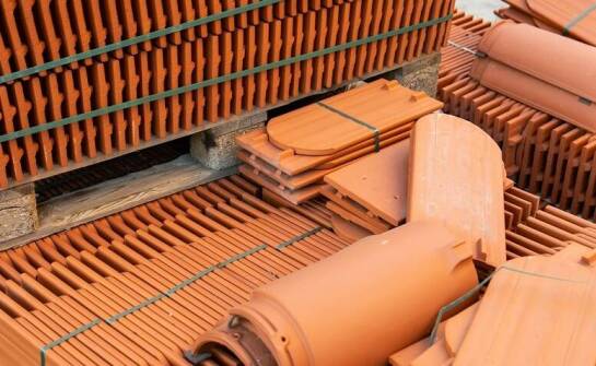 Wybór ceramicznych dachówek dla parterowych domów: kluczowe aspekty