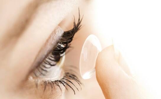 Jakie są najczęstsze pytania dotyczące zakładania i zdejmowania soczewek?