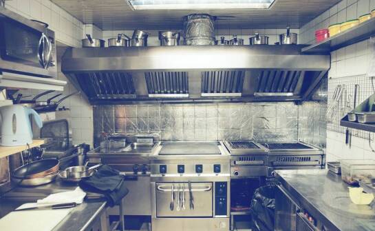 Jakie korzyści niesie zastosowanie ściennych kaset z taśmą w przestrzeniach gastronomicznych?