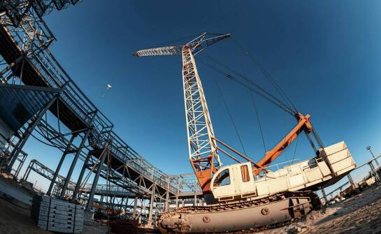 Jakie są najczęstsze błędy przy wynajmie dźwigów i jak ich unikać?