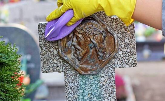 Jakie materiały najlepiej oddają charakter starych nagrobków w stylu?