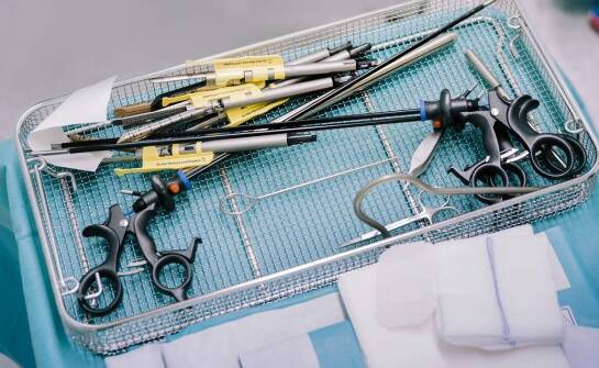 Jakie są minimalnie inwazyjne techniki stosowane w usuwaniu naczyniaków mózgowych?