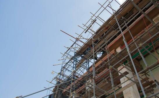 Jakie są zalety wynajmu rusztowań w porównaniu z ich zakupem?