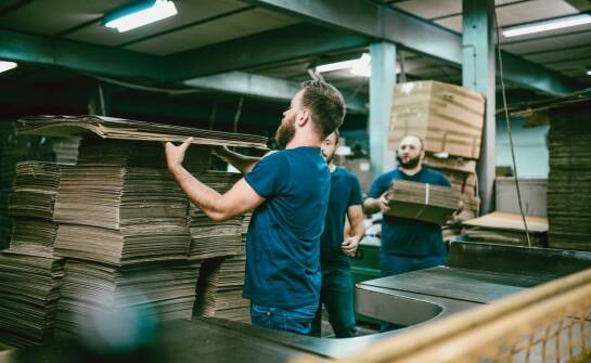 Kluczowe zalety współpracy z warszawską firmą przeprowadzkową przy relokacji biura