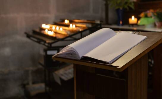 Modlitewnik jako pamiątka z Pierwszej Komunii Świętej: jak go wybrać?