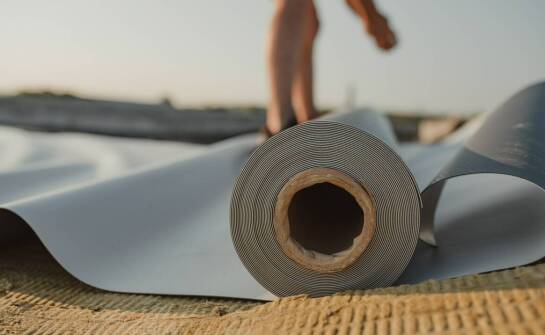 Jakie korzyści przynosi zastosowanie hydroizolacji na dachach?