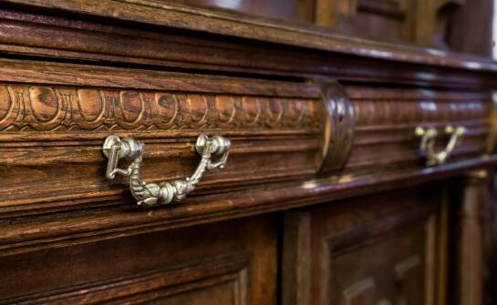 Jak historia przedmiotów wpływa na ich atrakcyjność w rynku antyków?