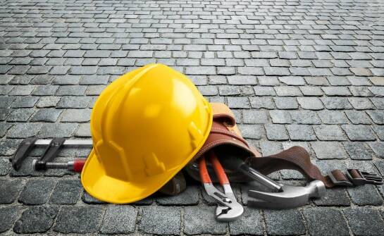 Jakie są kluczowe cechy budowlanych sandałów dla profesjonalistów?