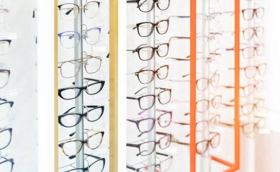 Jakie okulistyczne badania są dostępne w optycznym salonie?