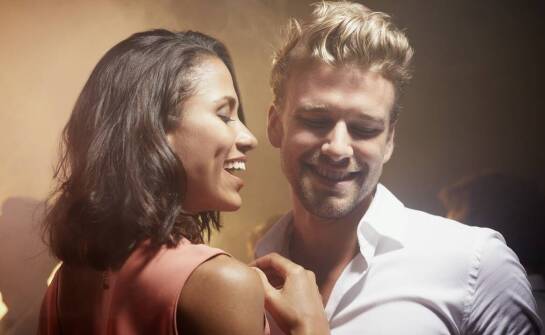 Rola grupowych interakcji w nauce uwodzenia i wymianie doświadczeń