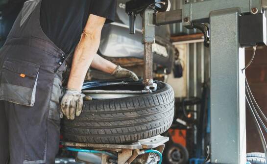 Jakie są kluczowe aspekty profesjonalnej wymiany i naprawy opon?