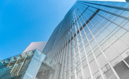 Innowacyjne rozwiązania z użyciem serratowanych krat w architekturze