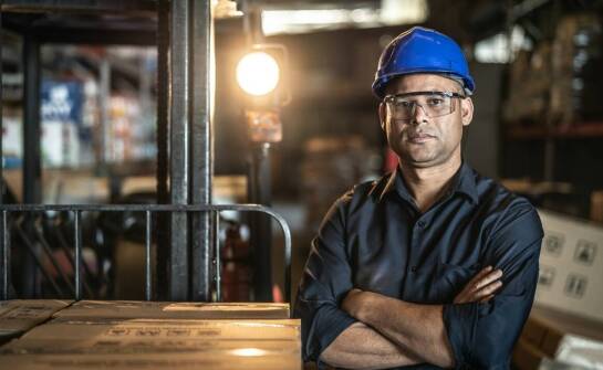 Jak poprawnie przeprowadzać przeglądy sztaplarek pracujących w trudnych warunkach?