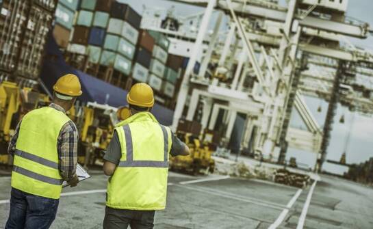 Jakie są zawodowe perspektywy dla pokładowych oficerów na masowych statkach?
