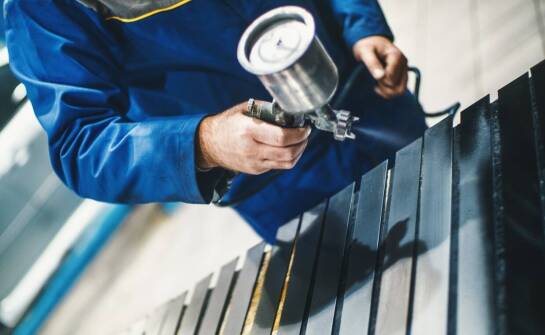 Odlewnia cynku a znaczenie malowania na mokro dla finalnego produktu