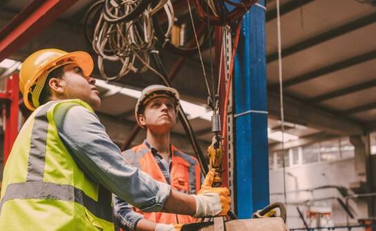 Bezpieczeństwo pracy z podnośnikami – kluczowe zasady użytkowania