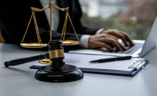 Pomoc prawna dla zatrzymanych: jakie możliwości daje adwokat?