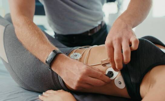 Przy jakich dolegliwościach bólowych stosuje się terapię falą uderzeniową?