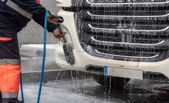 Myjnia dla ciężarówek – jak utrzymanie czystości wpływa na wizerunek firmy?